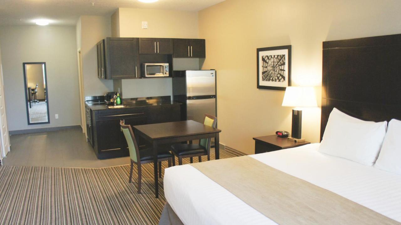 Best Western Plus Fort Saskatchewan Inn & Suites Bagian luar foto