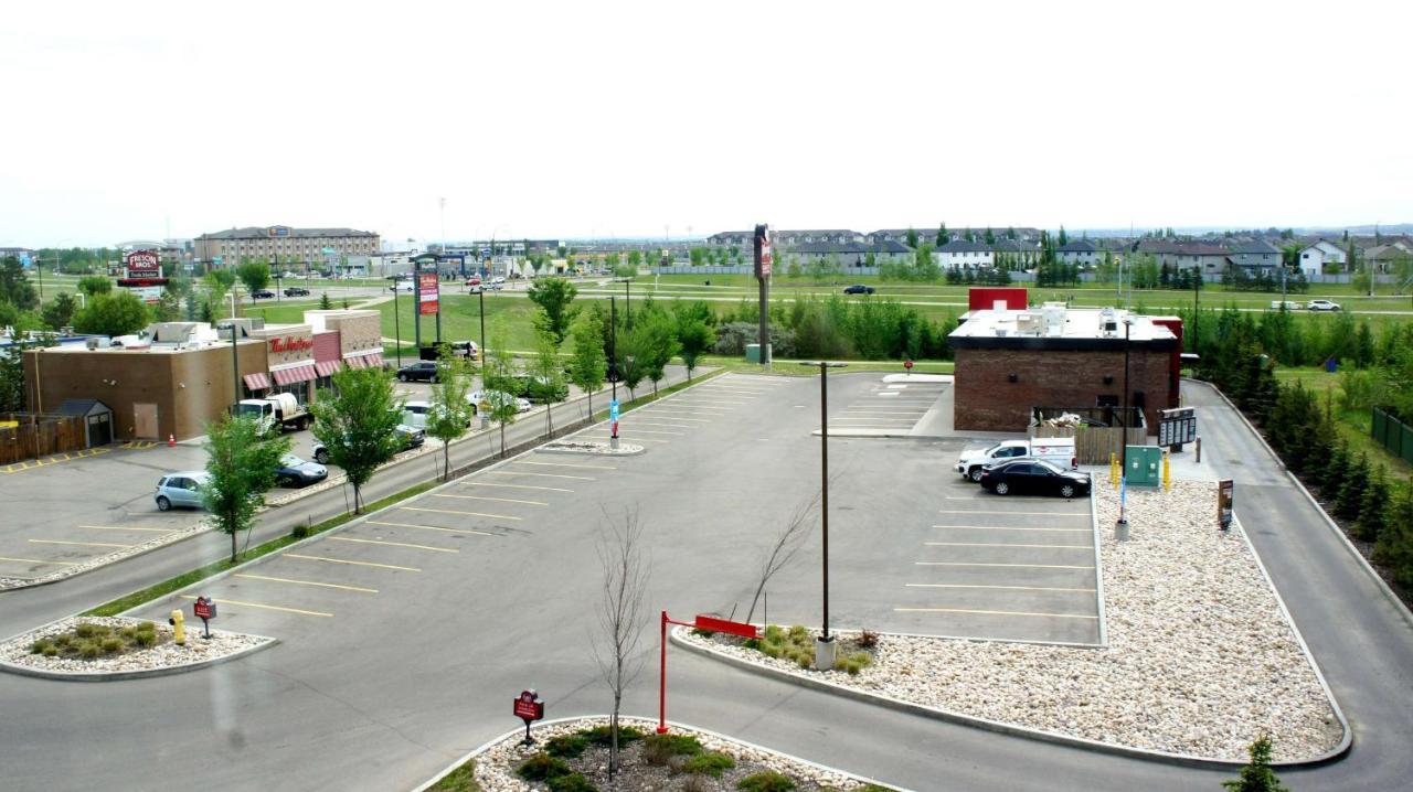 Best Western Plus Fort Saskatchewan Inn & Suites Bagian luar foto