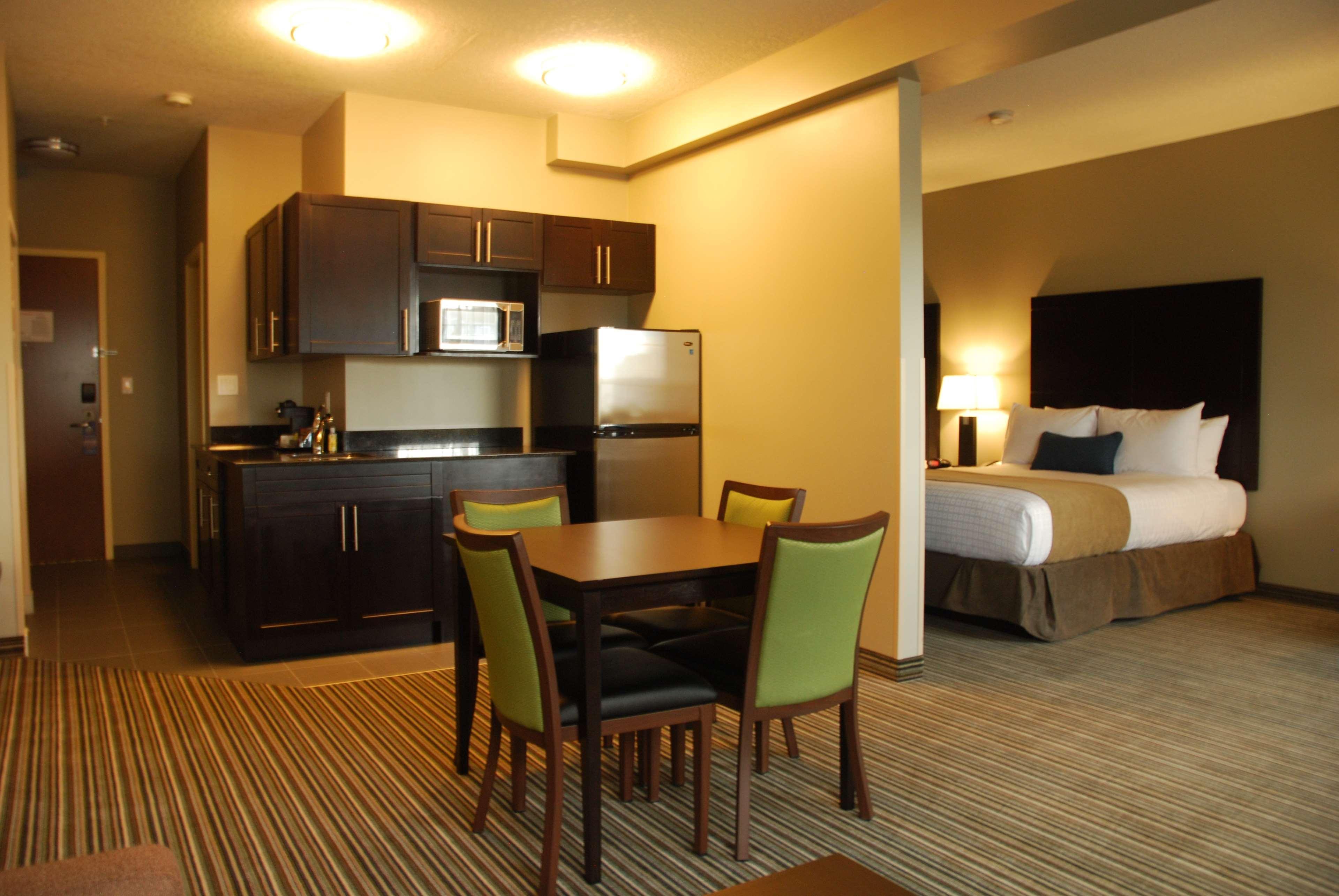 Best Western Plus Fort Saskatchewan Inn & Suites Bagian luar foto