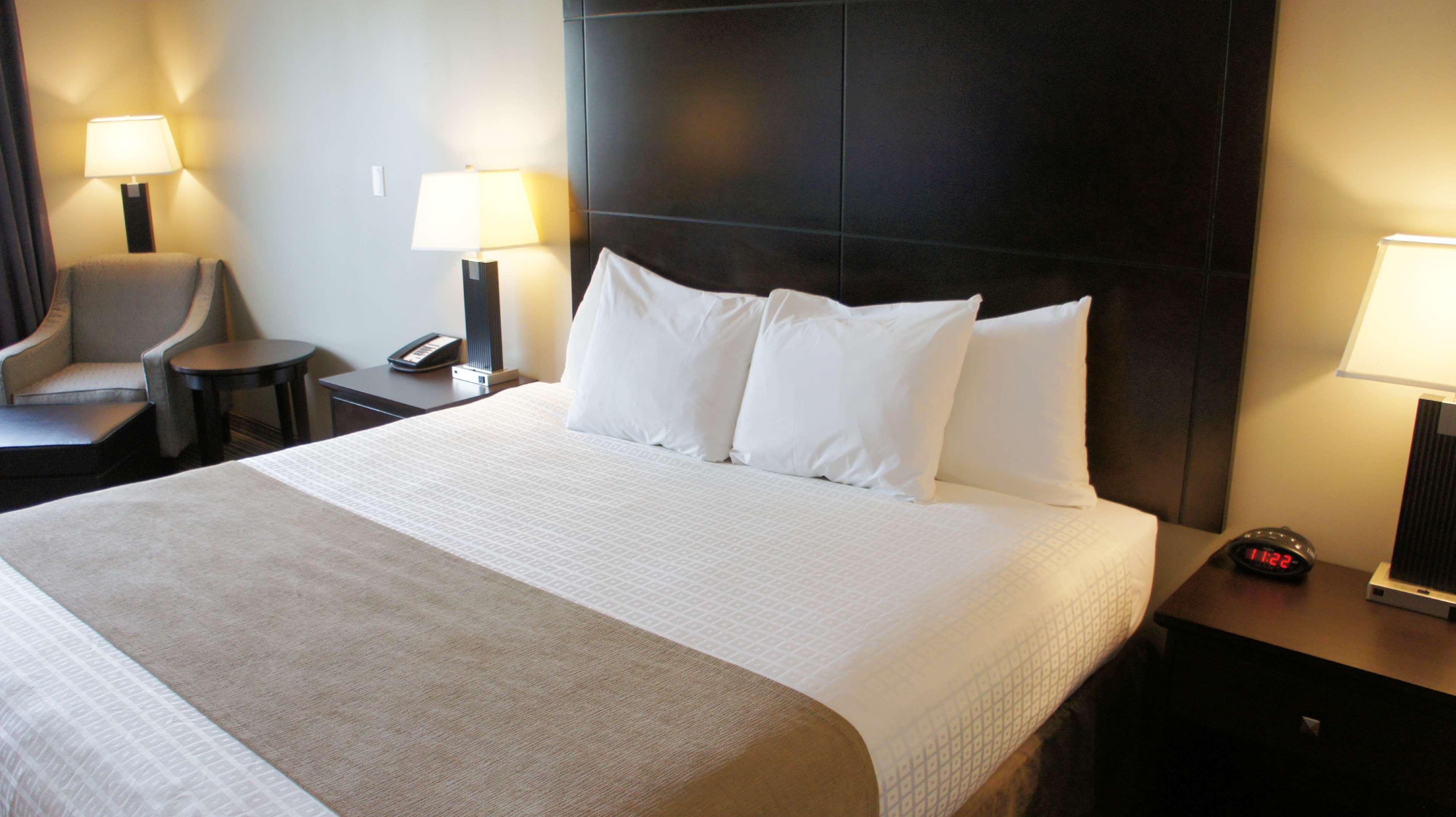 Best Western Plus Fort Saskatchewan Inn & Suites Bagian luar foto