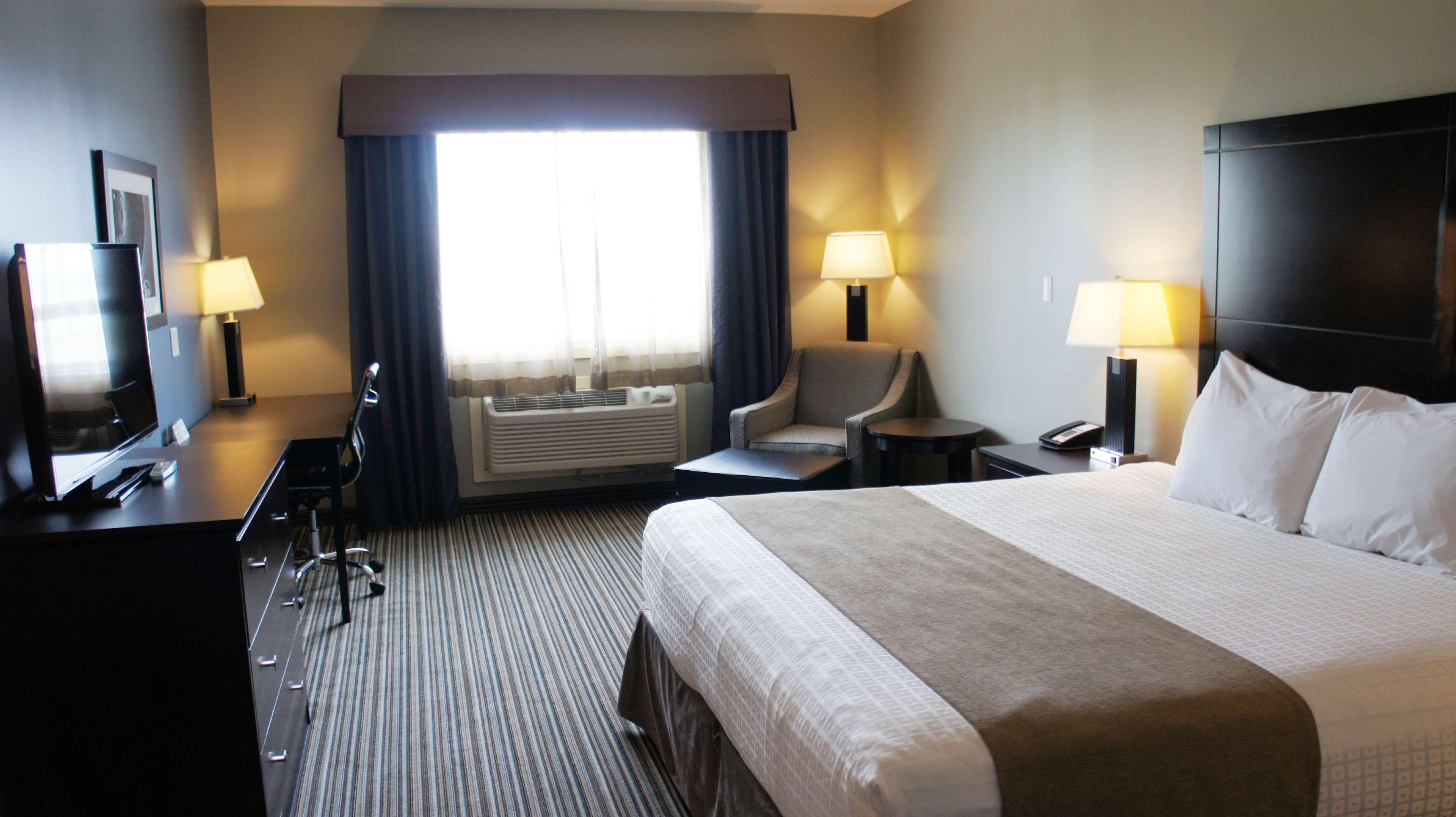 Best Western Plus Fort Saskatchewan Inn & Suites Bagian luar foto