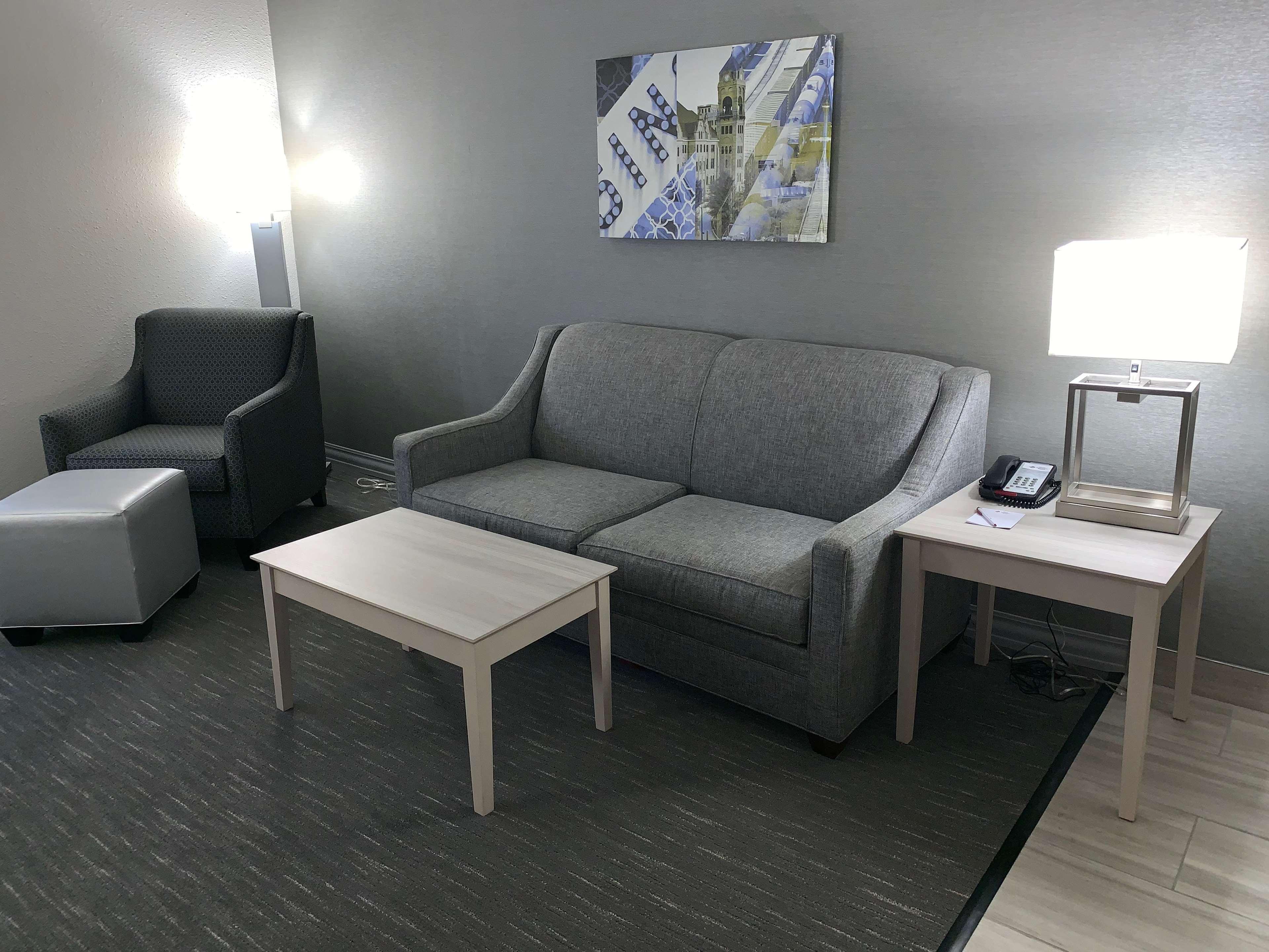 Best Western Plus Fort Saskatchewan Inn & Suites Bagian luar foto