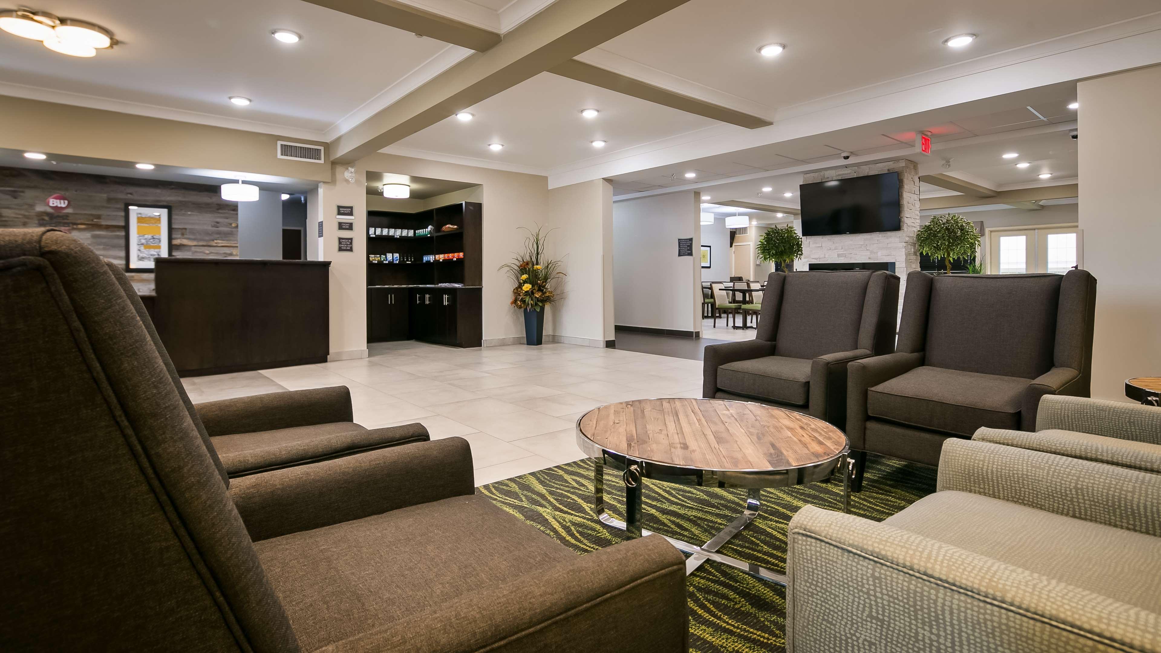 Best Western Plus Fort Saskatchewan Inn & Suites Bagian luar foto