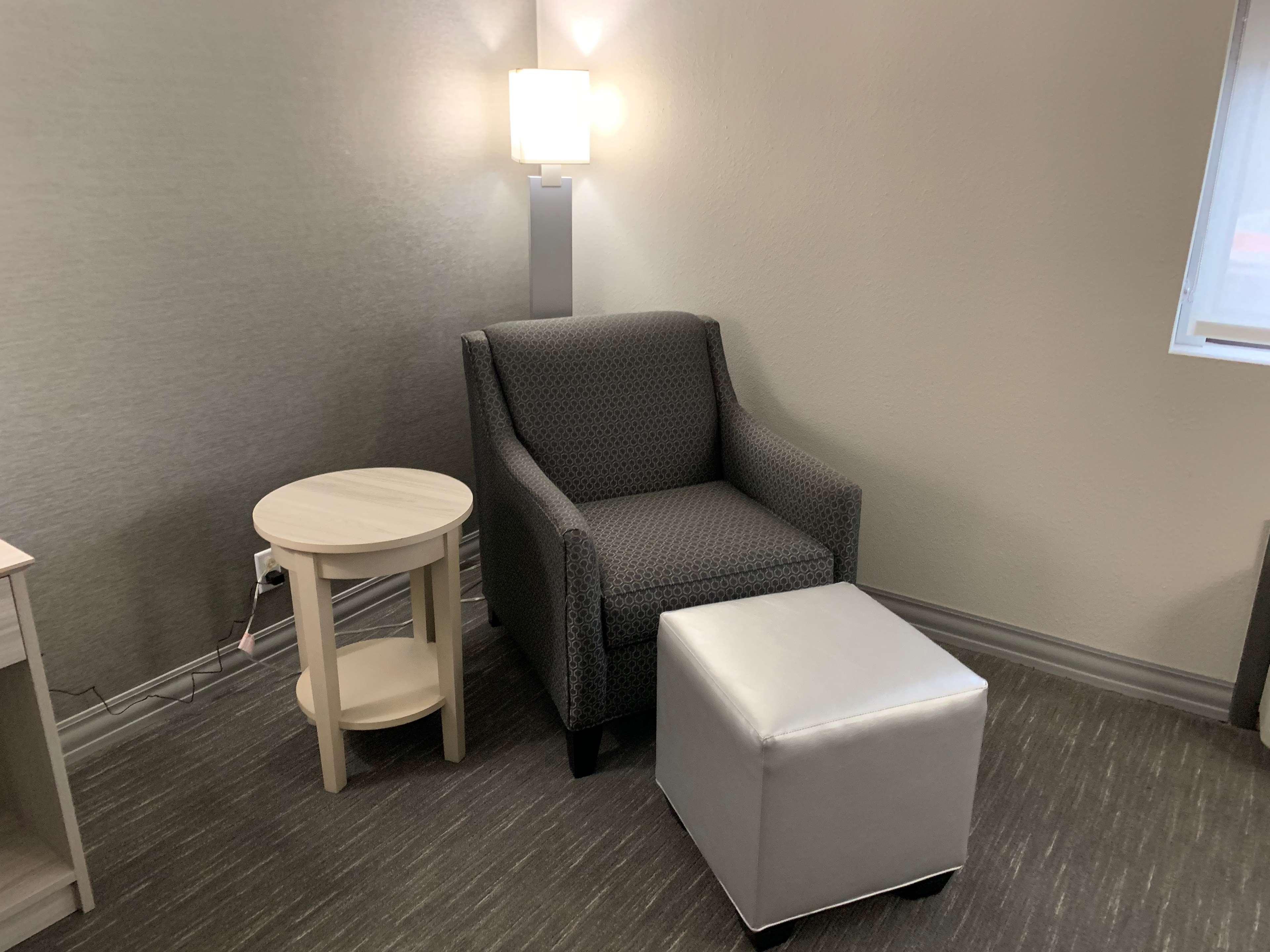 Best Western Plus Fort Saskatchewan Inn & Suites Bagian luar foto