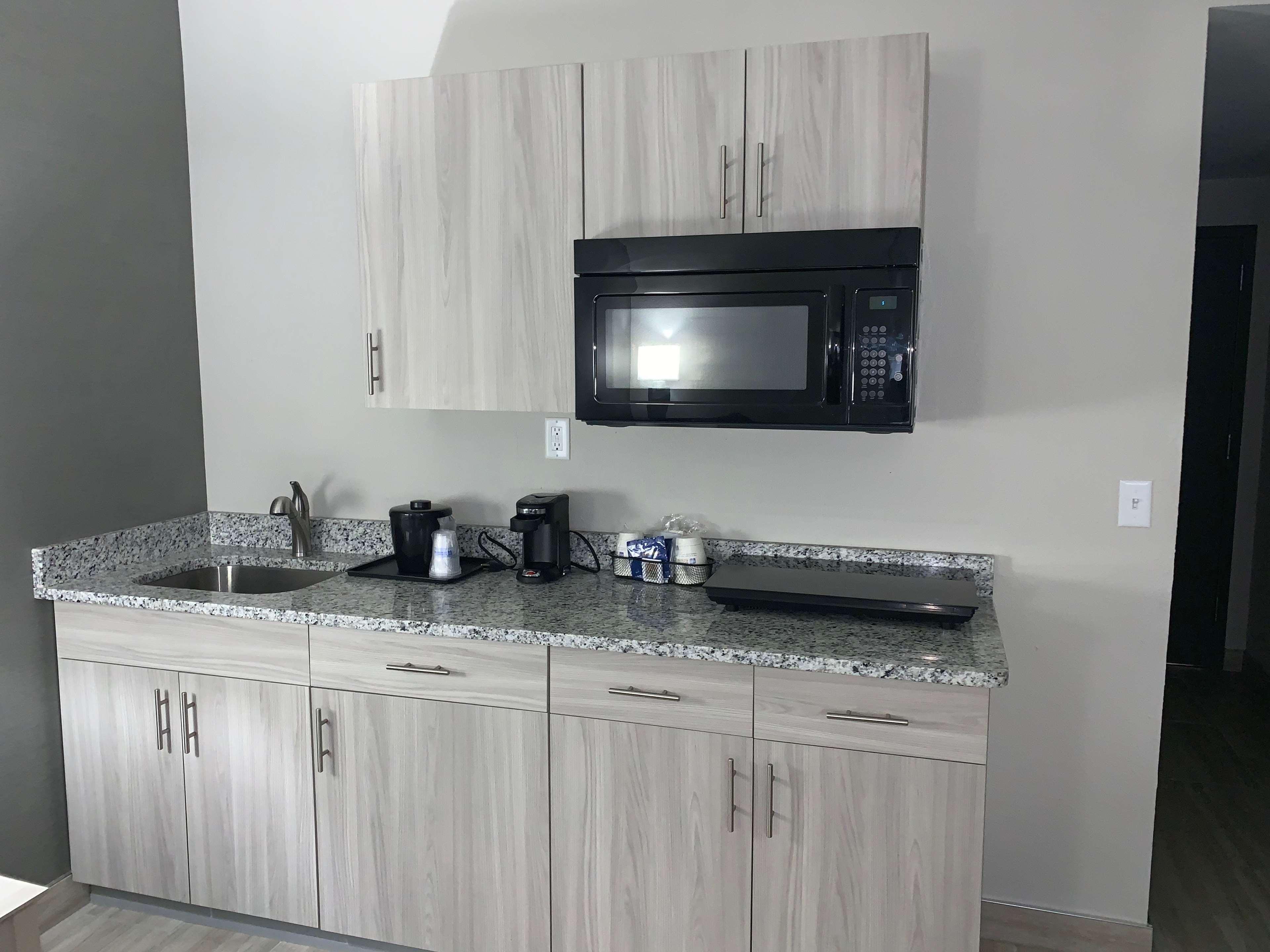 Best Western Plus Fort Saskatchewan Inn & Suites Bagian luar foto