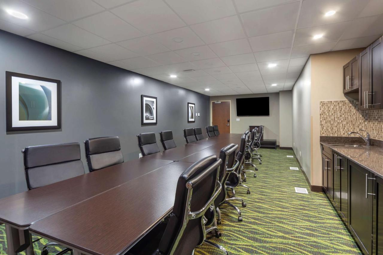 Best Western Plus Fort Saskatchewan Inn & Suites Bagian luar foto