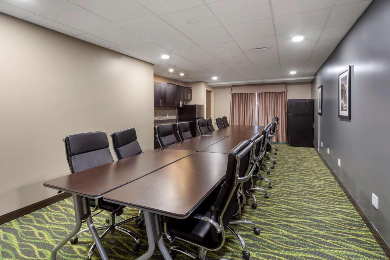 Best Western Plus Fort Saskatchewan Inn & Suites Bagian luar foto