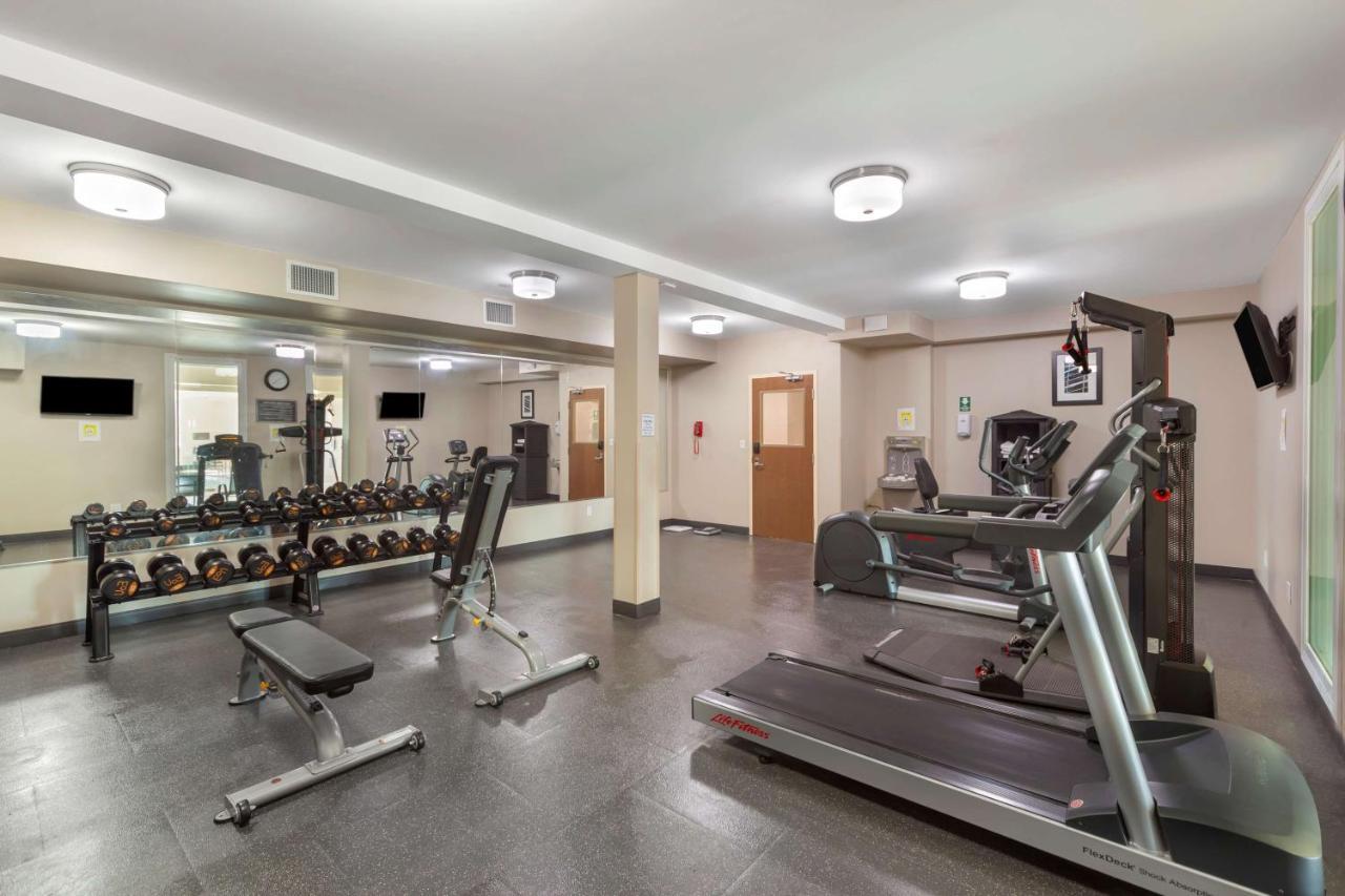 Best Western Plus Fort Saskatchewan Inn & Suites Bagian luar foto