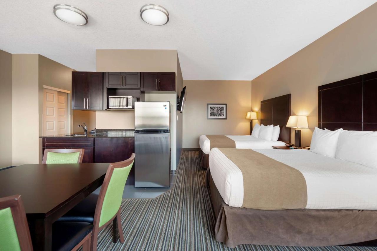 Best Western Plus Fort Saskatchewan Inn & Suites Bagian luar foto