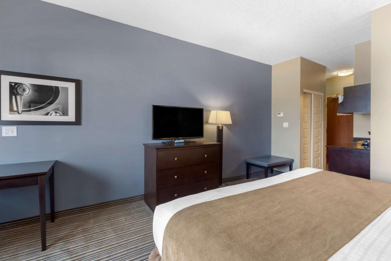 Best Western Plus Fort Saskatchewan Inn & Suites Bagian luar foto