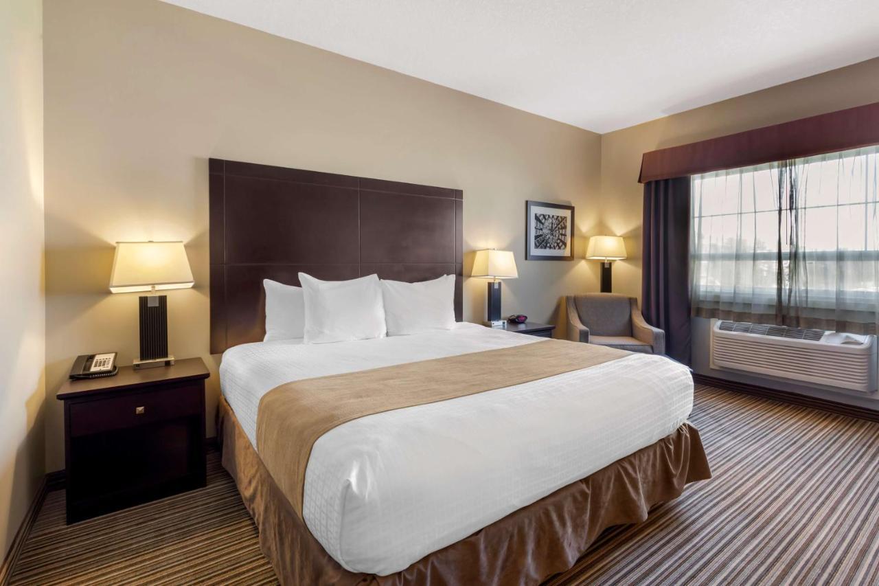 Best Western Plus Fort Saskatchewan Inn & Suites Bagian luar foto