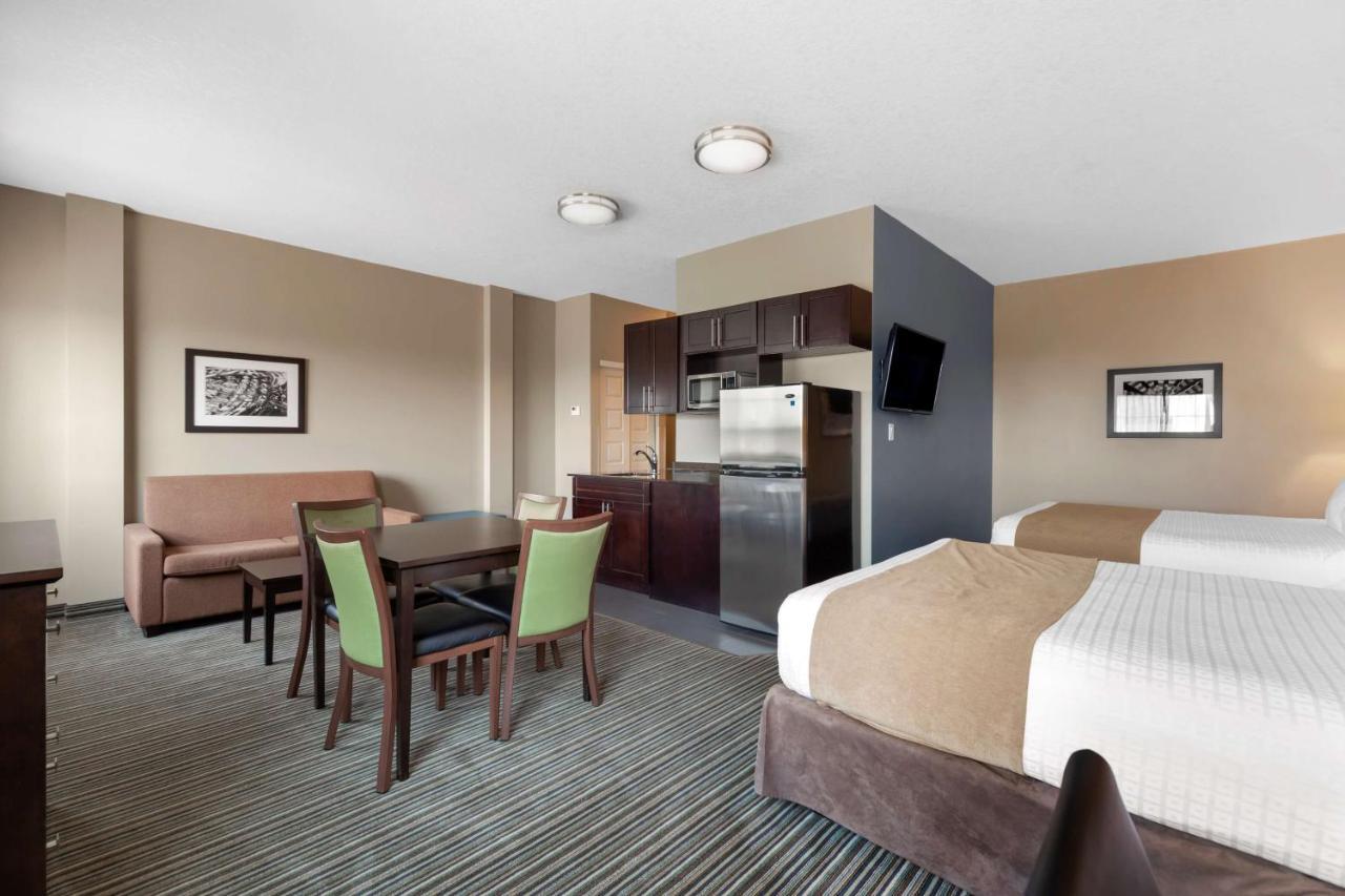 Best Western Plus Fort Saskatchewan Inn & Suites Bagian luar foto