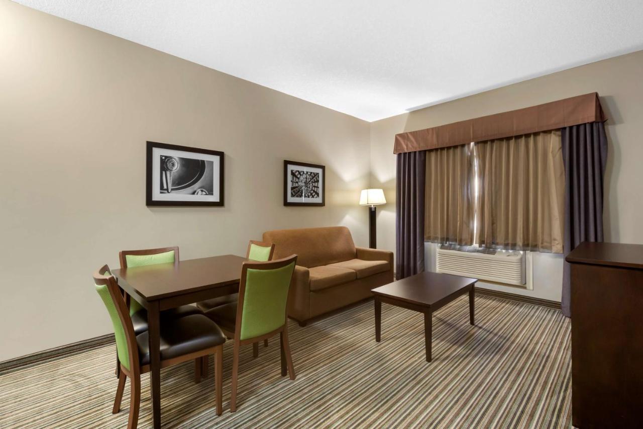 Best Western Plus Fort Saskatchewan Inn & Suites Bagian luar foto