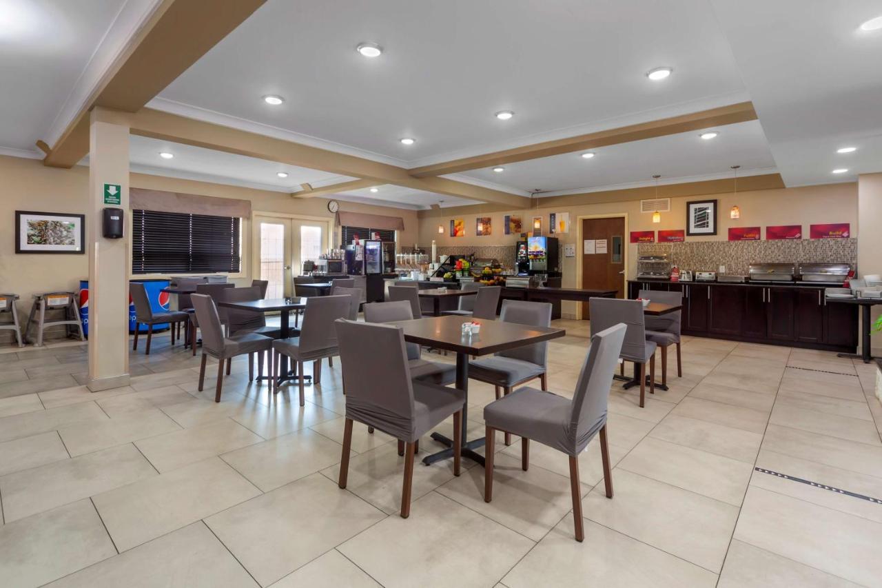 Best Western Plus Fort Saskatchewan Inn & Suites Bagian luar foto