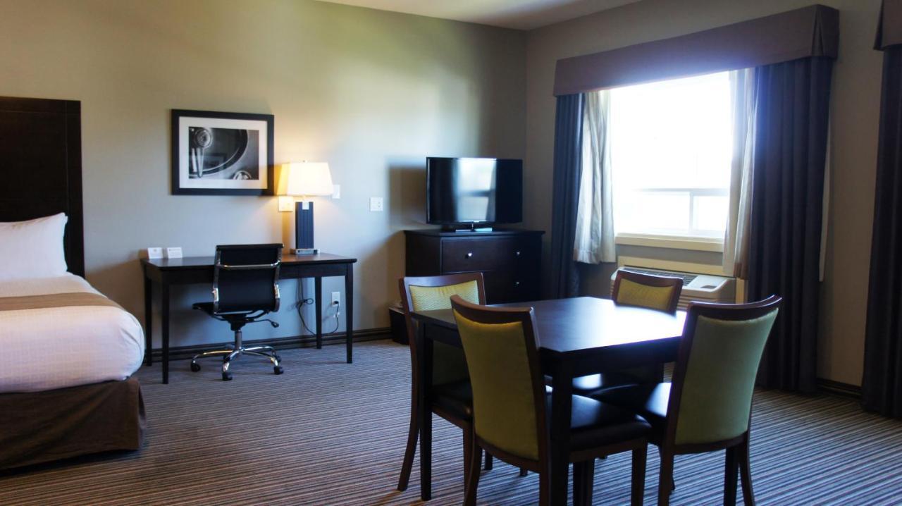 Best Western Plus Fort Saskatchewan Inn & Suites Bagian luar foto