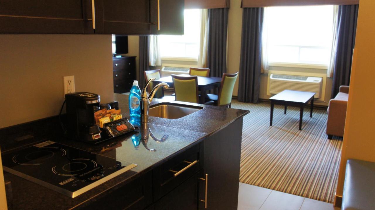 Best Western Plus Fort Saskatchewan Inn & Suites Bagian luar foto