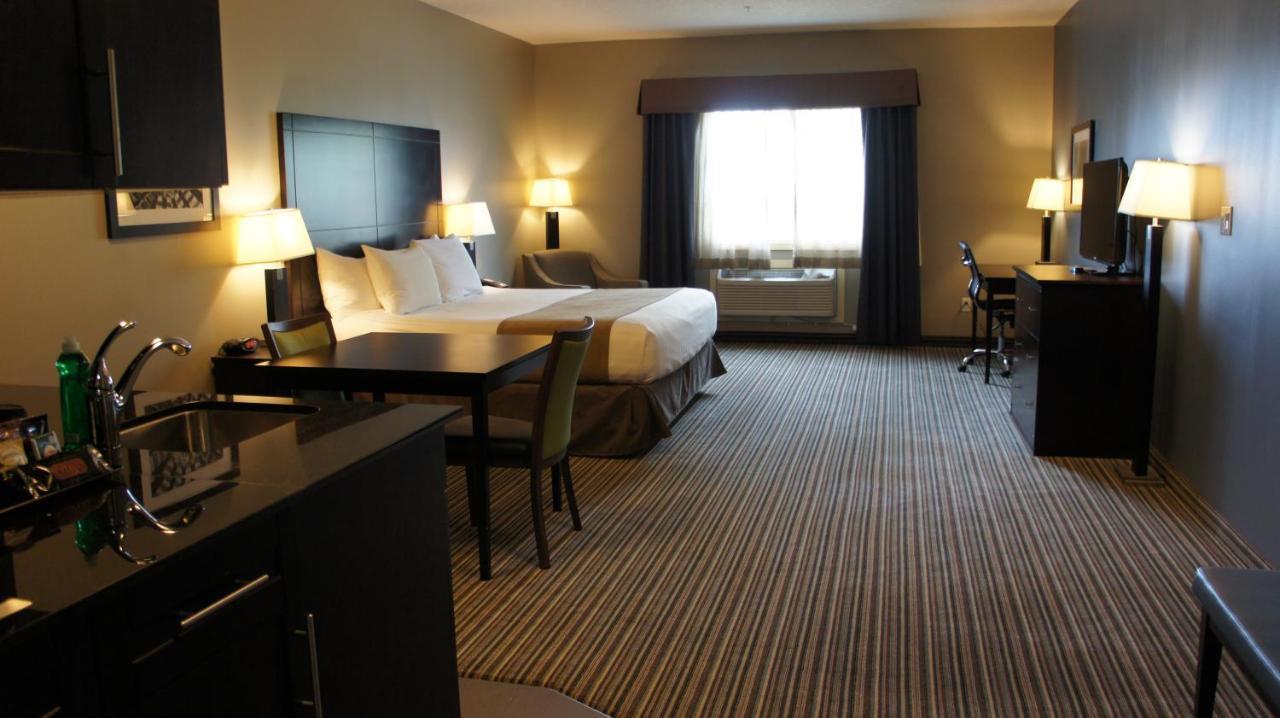 Best Western Plus Fort Saskatchewan Inn & Suites Bagian luar foto
