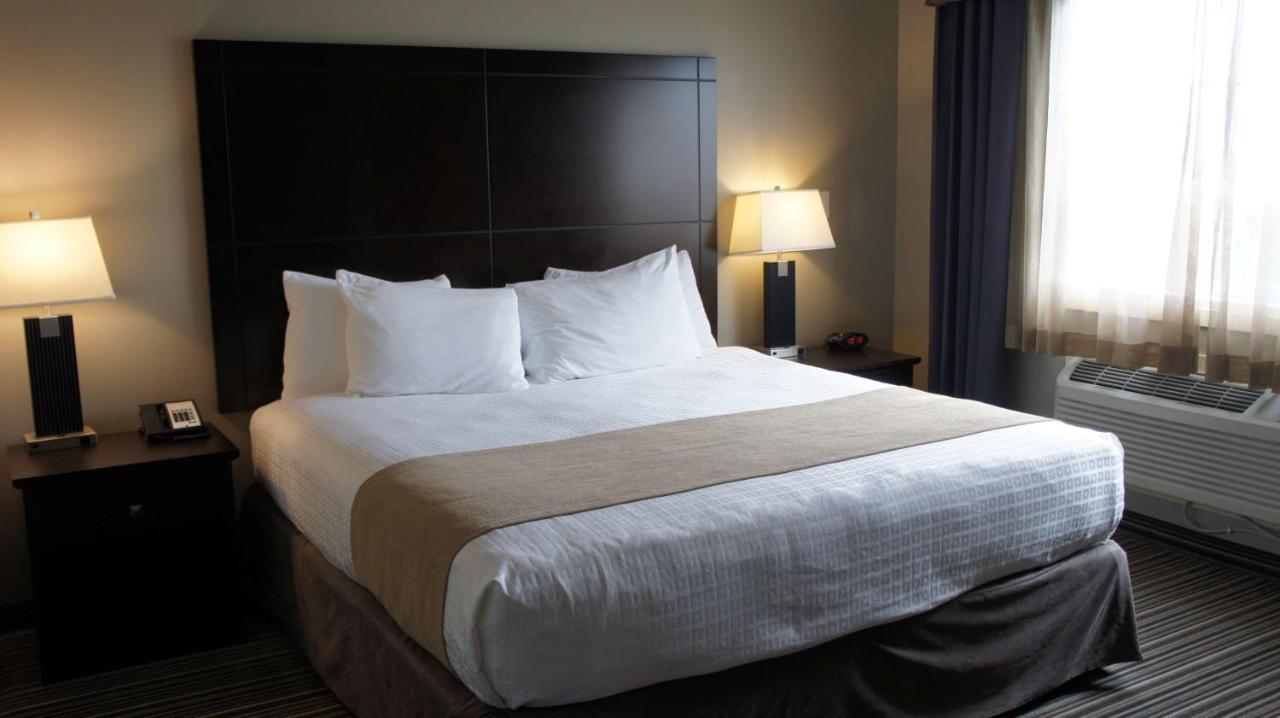 Best Western Plus Fort Saskatchewan Inn & Suites Bagian luar foto