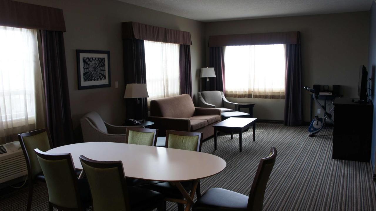 Best Western Plus Fort Saskatchewan Inn & Suites Bagian luar foto