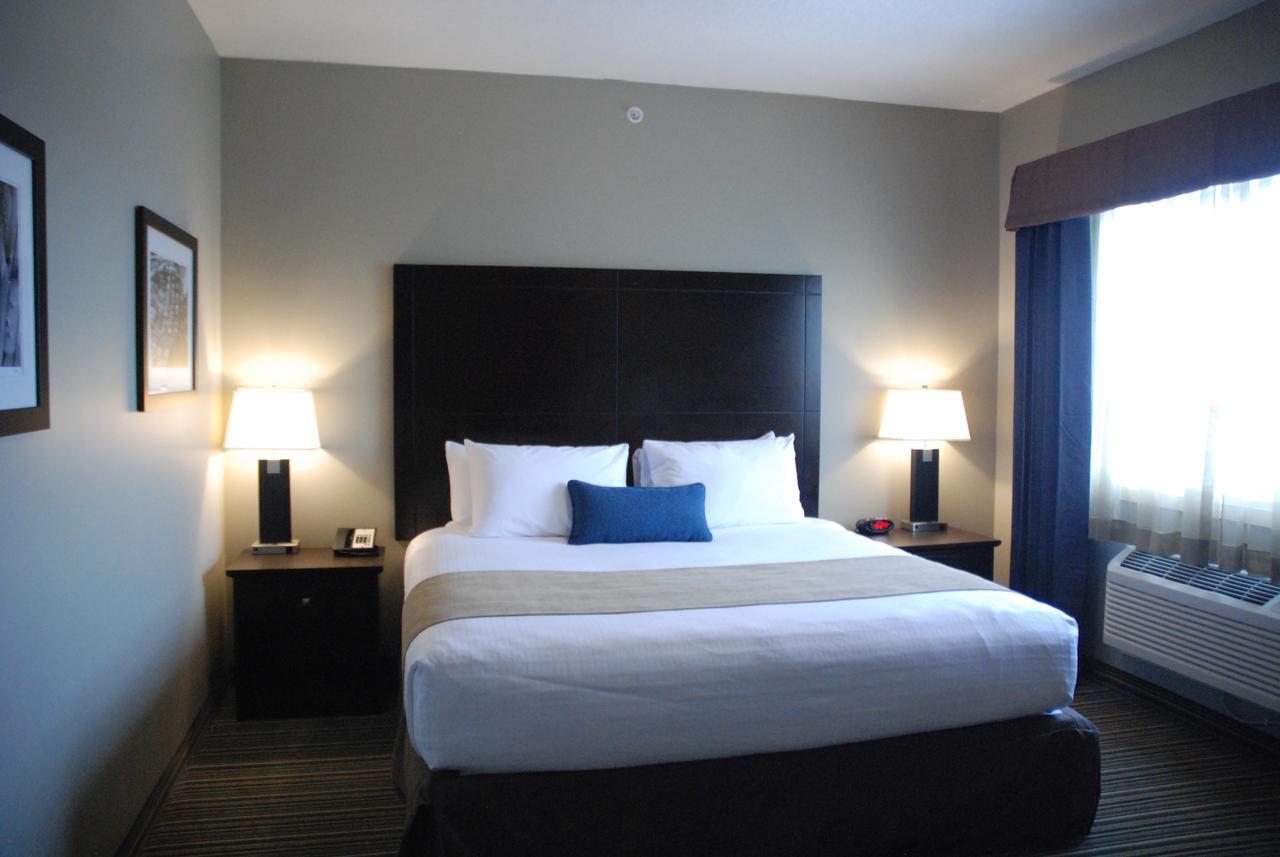 Best Western Plus Fort Saskatchewan Inn & Suites Bagian luar foto