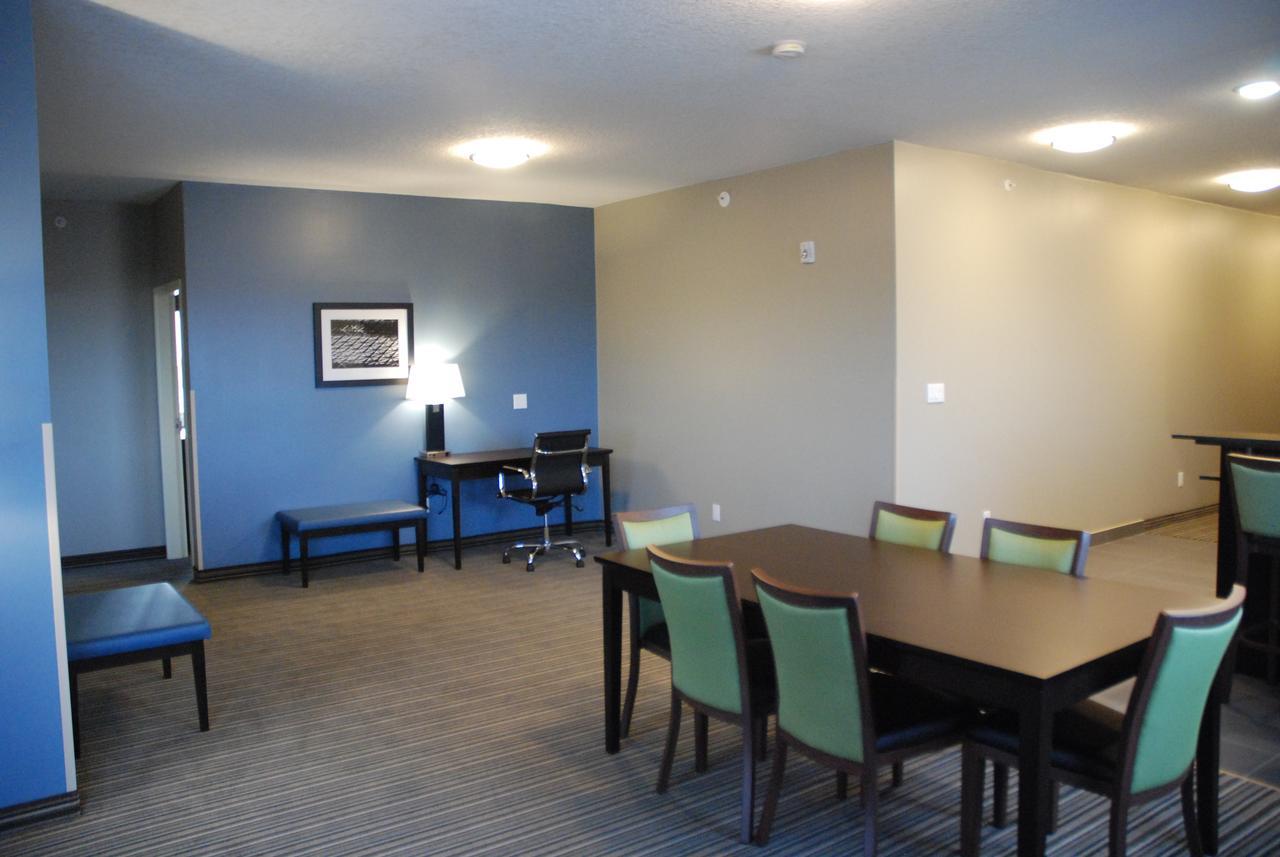 Best Western Plus Fort Saskatchewan Inn & Suites Bagian luar foto
